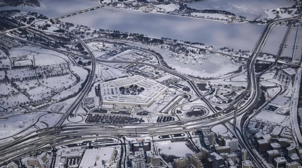 الثلج يغطي مبنى «البنتاغون» ومباني أخرى في آرلينغتون بولاية فيرجينيا (أ.ف.ب)