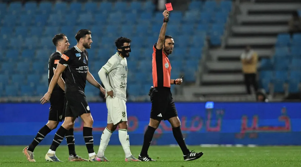 لحظة إشهار حكم اللقاء البطاقة الحمراء للاعب الحزم سعود الراشد (تصوير: عبد الرحمن السالم)