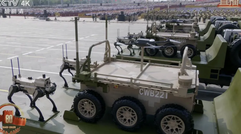 Eylül'de Pekin'de düzenlenen askeri geçit töreninde "robot kurtlar" da gösterilmişti (CCTV)
