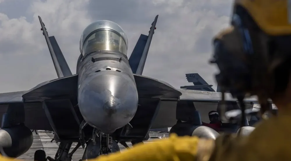ABD Donanması tarafından yayınlanan bir fotoğrafta, Boeing F/A-18E/F Super Hornet savaş uçağının 23 Ocak'ta USS Abraham Lincoln uçak gemisine inişi görülüyor. (AP)