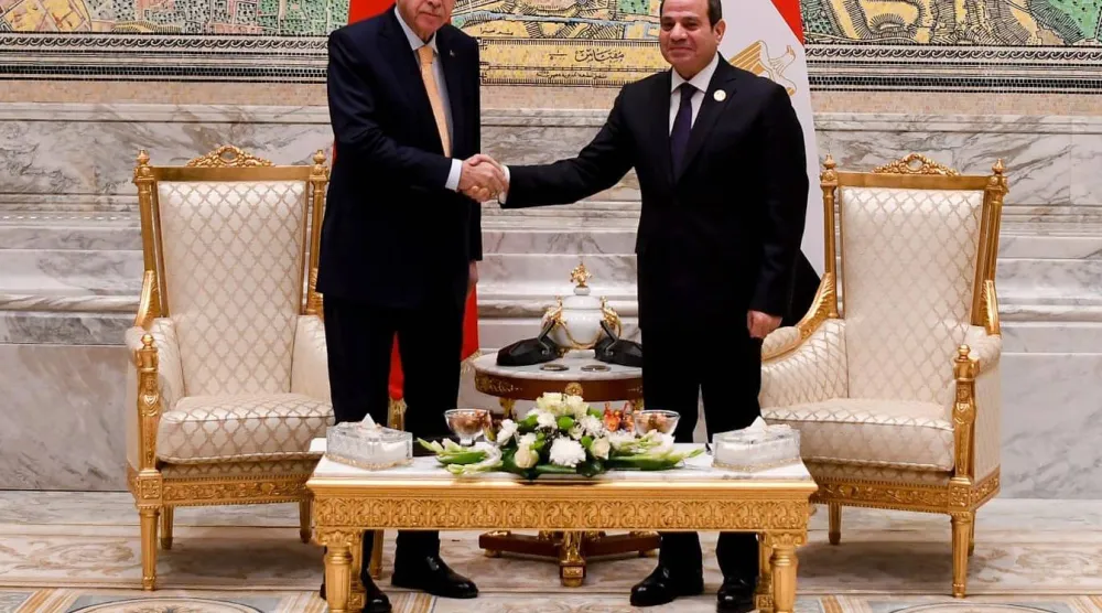 الرئيس المصري عبد الفتاح السيسي يلتقي نظيره التركي رجب طيب إردوغان على هامش قمة الدول الثماني النامية للتعاون الاقتصادي في العاصمة الإدارية الجديدة - 19 ديسمبر 2024 (الرئاسة المصرية)