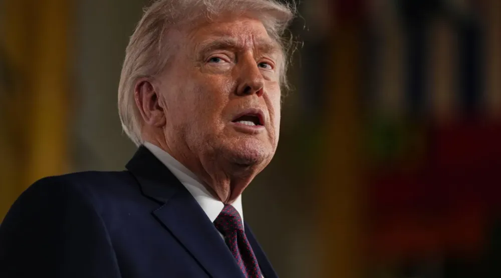 Trump, eşi Melania hakkındaki bir belgeselin gösterimi sırasında konuşuyor (AP)