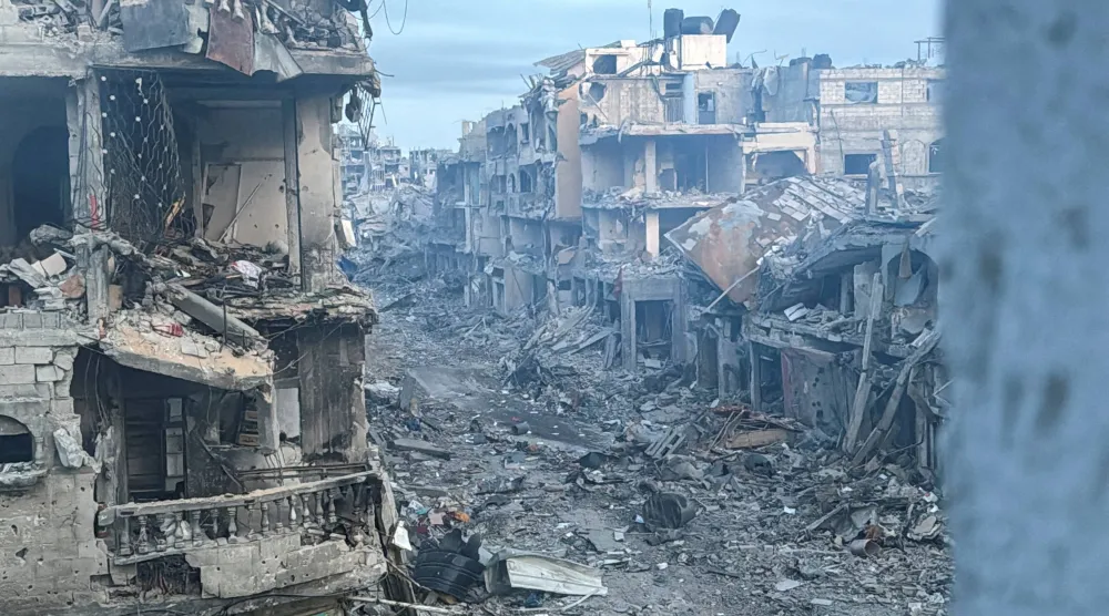 منازل فلسطينية متضررة بشدة خلال العملية العسكرية الإسرائيلية في قطاع غزة في بيت لاهيا شمال القطاع 18 ديسمبر 2024 (رويترز)