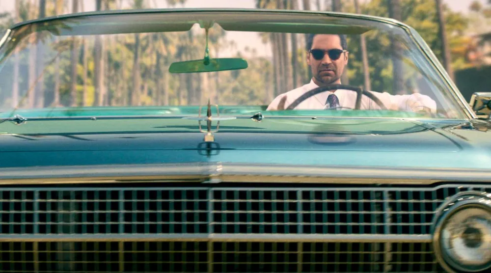 Güneşin Karanlığında'da avukat Mickey Haller'ı canlandıran 44 yaşındaki Meksikalı aktör Manuel Garcia-Rulfo, Muhteşem Yedili (The Magnificent Seven) ve Doğu Ekspresinde Cinayet'teki (Murder on the Orient Express) rolleriyle de tanınıyor (Netflix)