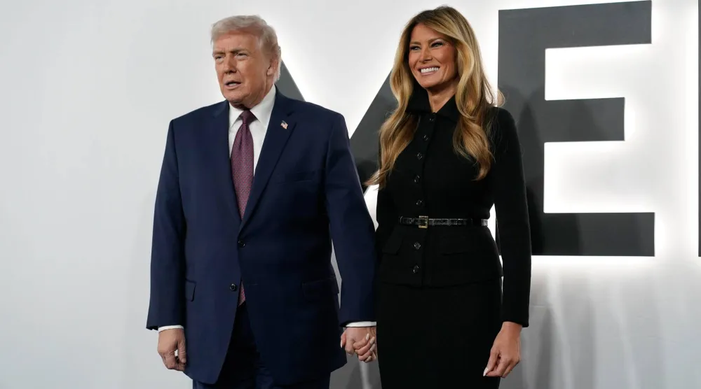 الرئيس الأميركي دونالد ترمب والسيدة الأولى ميلانيا يحضران العرض الأول لفيلم «ميلانيا» في مركز جون إف كيندي التذكاري (أ.ب)