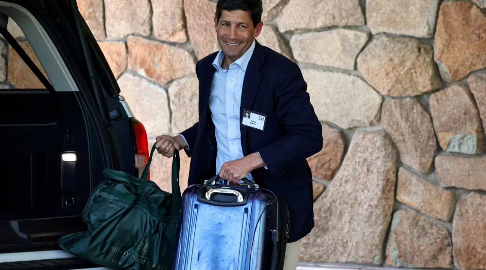 كيفن وورش يصل إلى مؤتمرشركة للإعلام والتكنولوجيا في صن فالي... يوليو 2025 (رويترز)