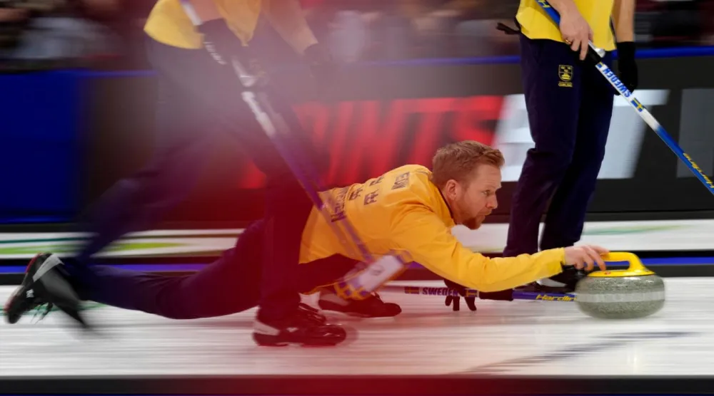 Curling, 1998'den beri kış olimpiyatlarında yer alıyor (Reuters)