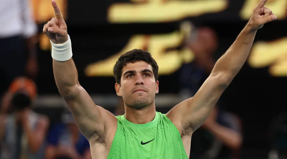 الإسباني كارلوس ألكاراس يحتفل بفوزه على الألماني ألكسندر زفيريف (أ.ف.ب)