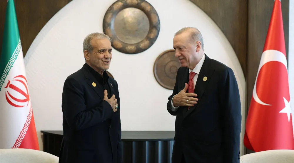 الرئيس التركي رجب طيب إردوغان يلتقي نظيره الإيراني مسعود بزشكيان في خانكندي بأذربيجان يوم 4 يوليو 2025 (رويترز)