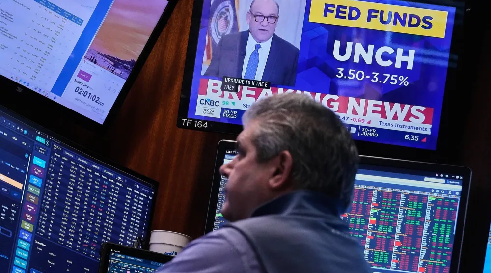 متداول يعمل في بورصة نيويورك (أ.ب)