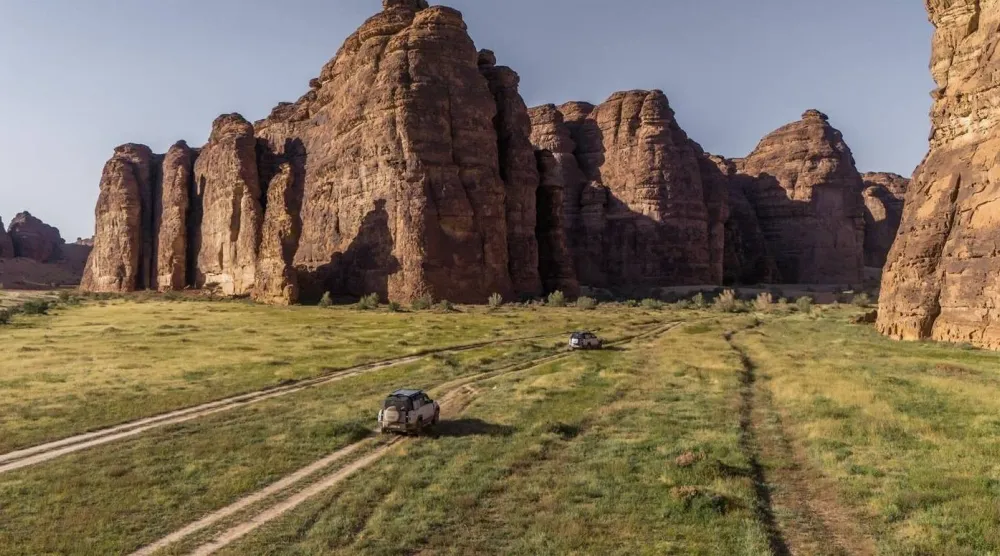خلال عبور القافلة أرجاء محمية «شرعان» بطبيعتها البِكر يكتشف الضيوف أسرار التاريخ (واس)