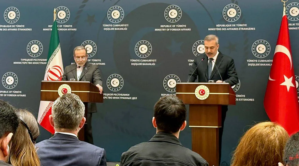 وزير الخارجية التركي هاكان فيدان ونظيره الإيراني عباس عراقجي خلال مؤتمر صحافي مشترك في إسطنبول اليوم (أ.ف.ب)