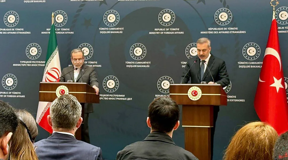 وزيرا الخارجية التركي هاكان فيدان والإيراني عباس عراقجي خلال مؤتمر صحافي في إسطنبول الجمعة (أ.ف.ب)