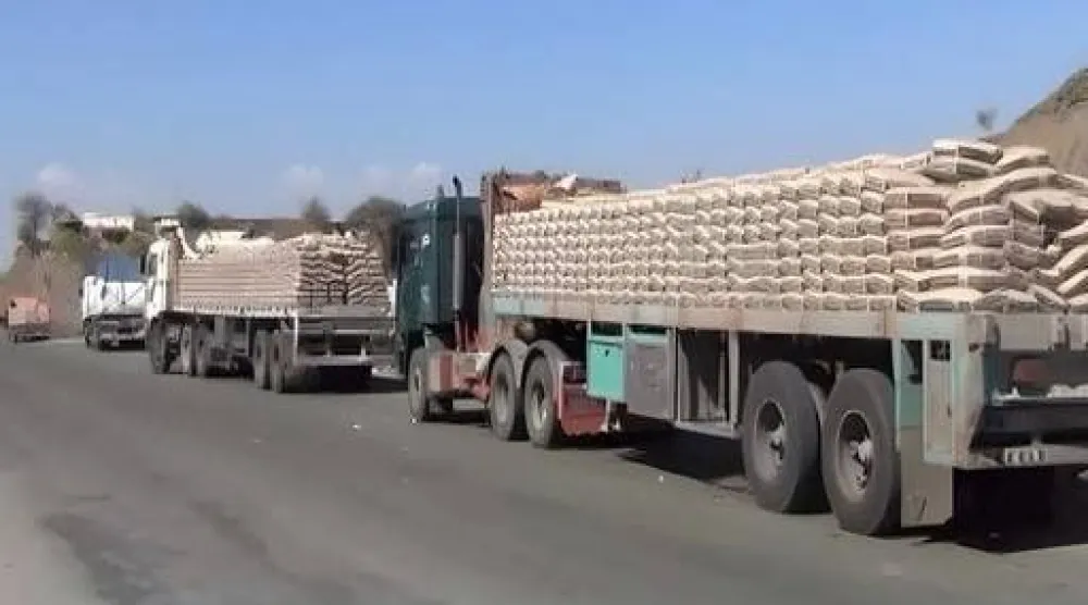 تجار الإسمنت يتكبدون خسائر كبيرة نتيجة جبايات نقاط التفتيش الحوثية (فيسبوك)
