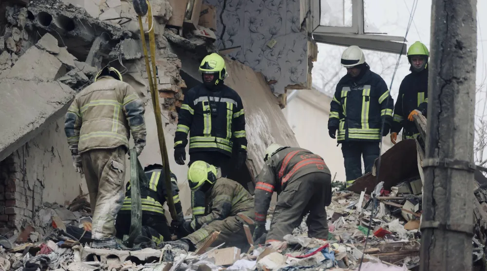 رجال إنقاذ في موقع استهدفته غارة روسية بمنطقة أوديسا (رويترز)
