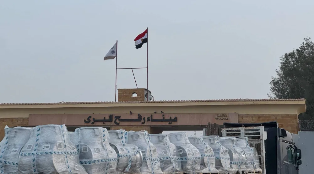 شاحنة تحمل مساعدات غذائية عند معبر رفح - 28 يناير 2026 (إ.ب.أ)