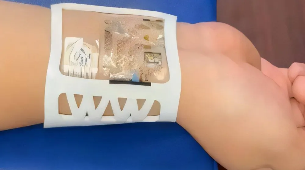 الجهاز الجديد يقيس هرمون الكورتيزول أحد أبرز هرمونات التوتر من خلال العرق (جامعة كاليفورنيا)