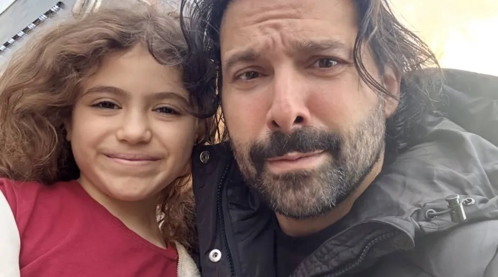 جو طراد مع الطفلة روسيل زعيتر صاحبة شخصية «ملاك» (صور الممثل)