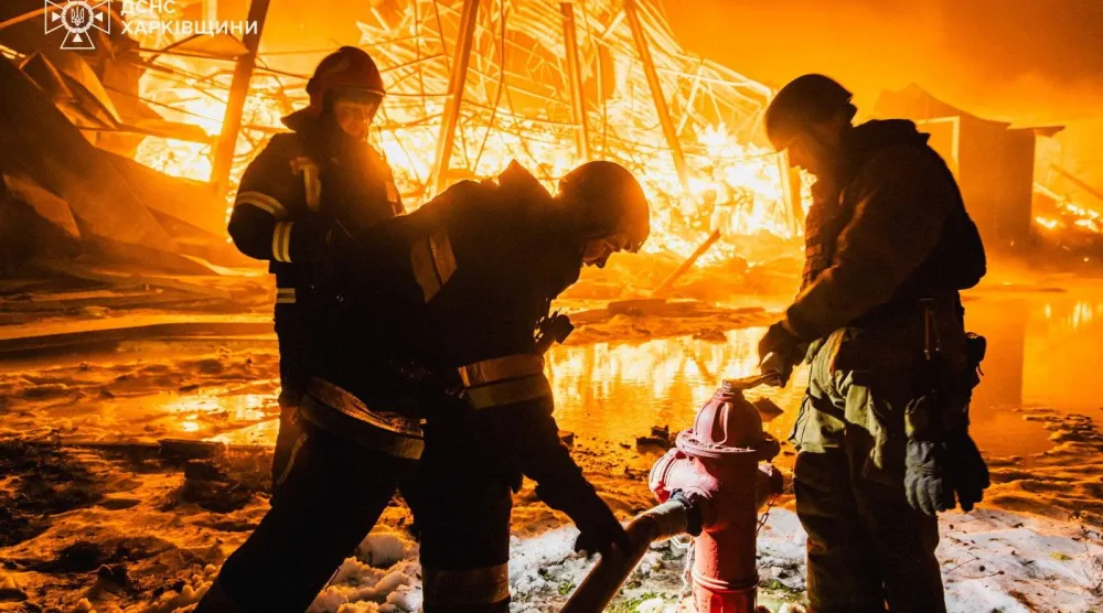 إطفائيون يكافحون حريقاً أشعله قصف روسي لمدينة خاركيف الأوكرانية (رويترز)