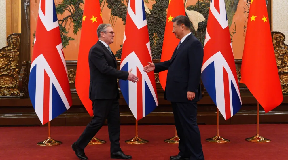 الرئيس الصيني شي جينبينغ مستقبلاً رئيس الوزراء البريطاني كير ستارمر في بكين أمس (أ.ب)