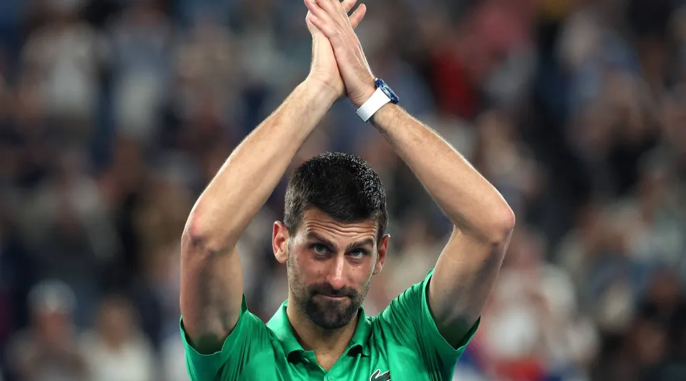 الصربي نوفاك ديوكوفيتش يحتفل بفوزه على الإيطالي يانيك سينر (أ.ف.ب)