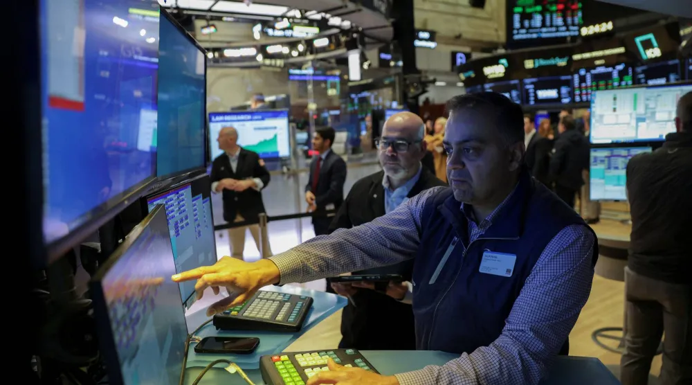 متداولون يعملون في بورصة نيويورك (رويترز)