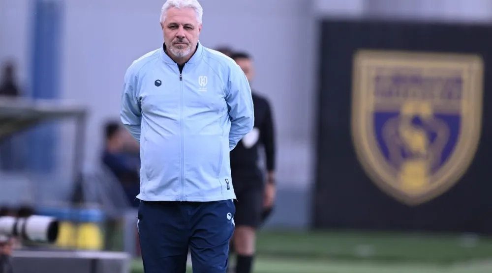 الروماني سوموديكا المدير الفني للأخدود (تصوير: بشير صالح)