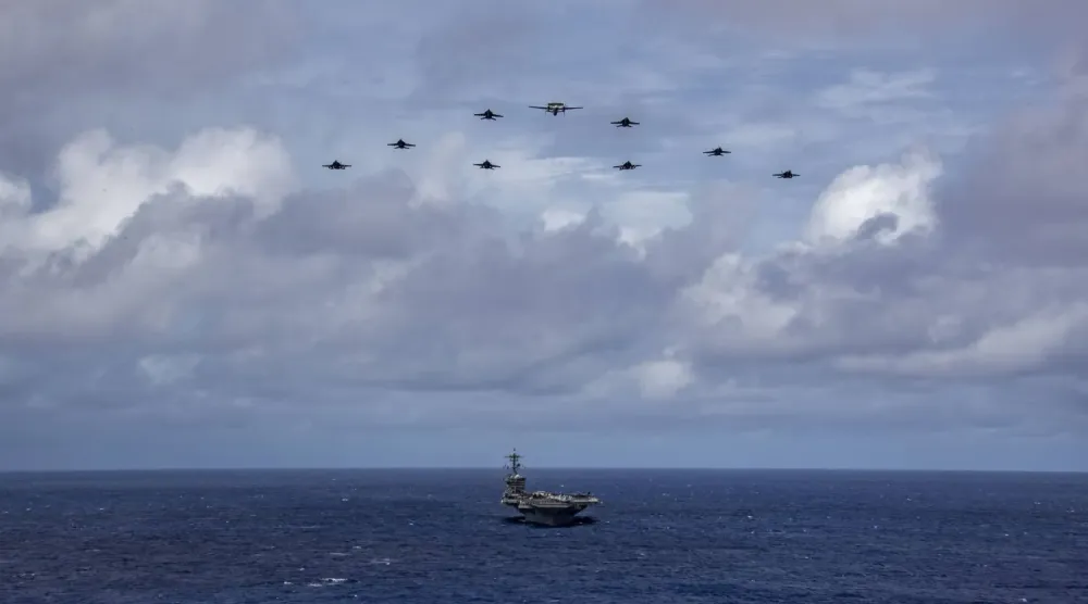 9. Hava Filosu’na bağlı savaş uçakları, 8 Ocak 2026’da Pasifik Okyanusu’nda Nimitz sınıfı “USS Abraham Lincoln” uçak gemisi üzerinde uçuş yapıyor. (ABD Ordusu)