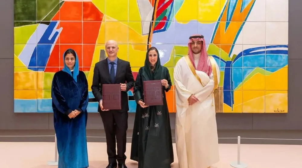 جرت مراسم توقيع الشراكة خلال افتتاح النسخة الثالثة من «بينالي الدرعية للفن المعاصر» بحي جاكس في الدرعية (واس)