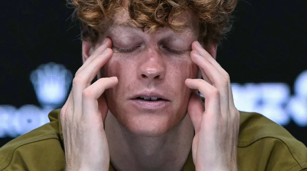 سينر معبراً عن حسرته خلال المؤتمر الصحافي (أ.ف.ب)