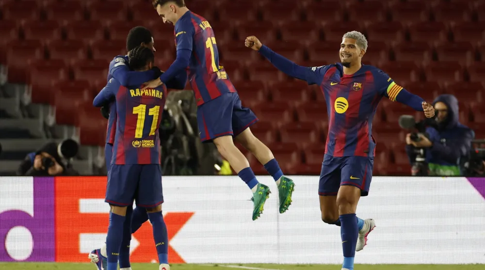 لاعبو برشلونة والفرحة بتأهلهم إلى دور الـ16 بدوري أبطال أوروبا (إ.ب.أ)