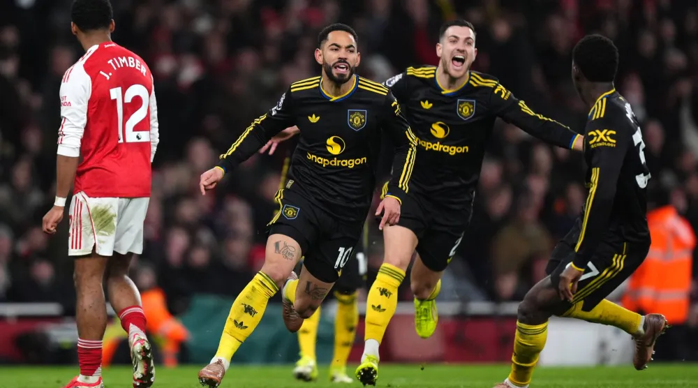 فوز مانشستر يونايتد على آرسنال ومانشستر سيتي أحيا أملاً يصعب تحقيقه (د.ب.أ)