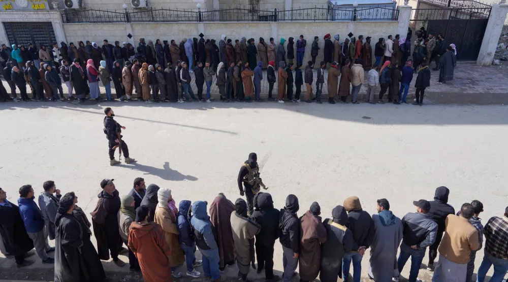 أعضاء في «قسد» ينتظرون تسوية أوضاعهم بالرقة (رويترز)