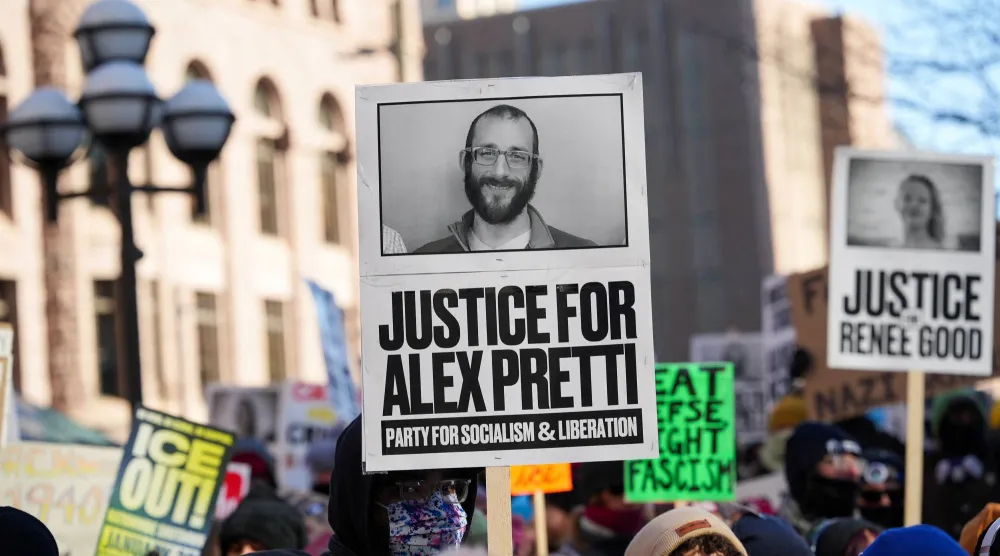 محتجون في مينيابوليس يرفعون صورة لأليكس بريتي وشعارات تطالب بالعدالة وبخروج «آيس» من المدينة (رويترز)