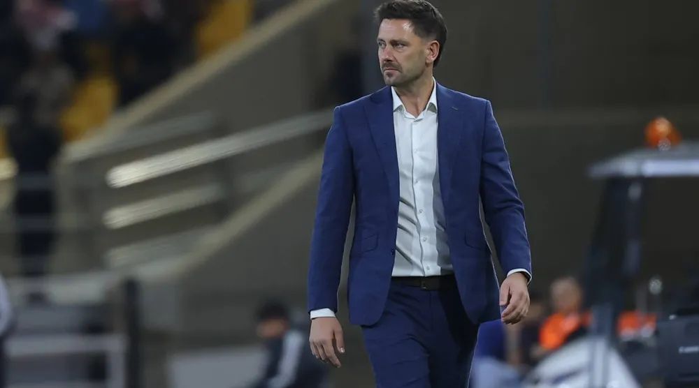 باكنغهام يراقب أداء لاعبيه خلال المباراة (تصوير: عبد العزيز النومان)