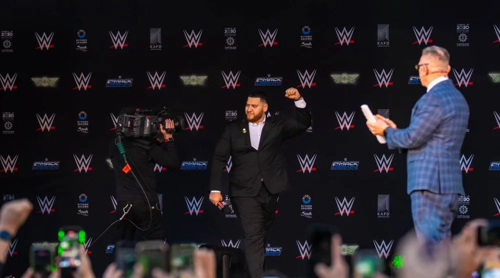 المصارع السعودي الملقب بفهد طويق خلال ظهوره الأول في الفعالية العالمية (الشرق الأوسط)