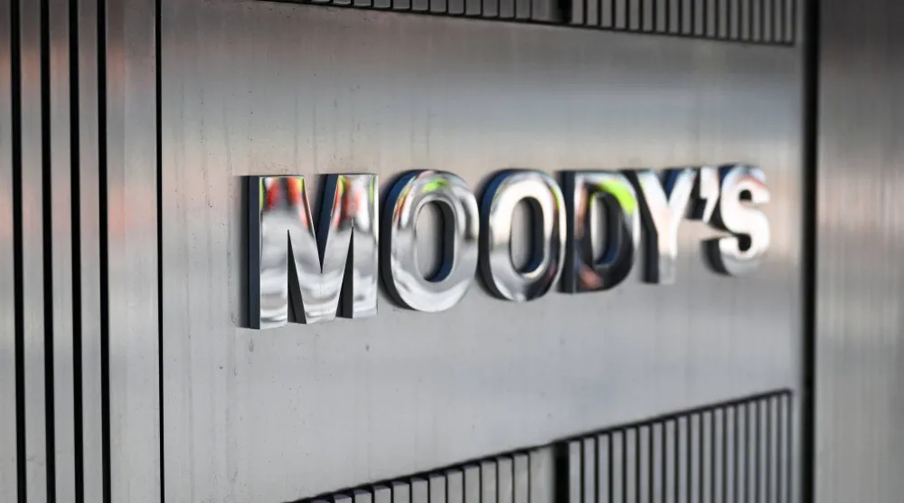 لافتة لشركة «موديز» في مقرها الرئيسي بنيويورك (أ.ف.ب)