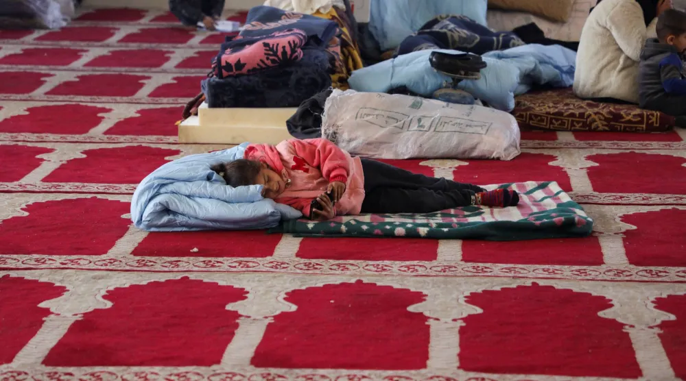 نازحون سوريون يفترشون الأرض في مسجد بمدينة القامشلي في محافظة الحسكة شمال شرقي سوريا يوم 29 يناير (رويترز)