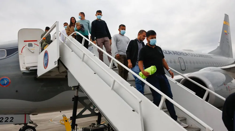 مواطنون كولومبيون مرحّلون من الولايات المتحدة يغادرون طائرة تابعة للقوات الجوية الكولومبية بعد هبوطها في مطار إلدورادو في بوغوتا... كولومبيا 28 يناير 2025 (إ.ب.أ)