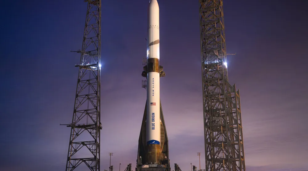 صاروخ «نيو غلين» الفضائي في منصة الإطلاق (حساب شركة «بلو أوريجين» في منصة «إكس»)