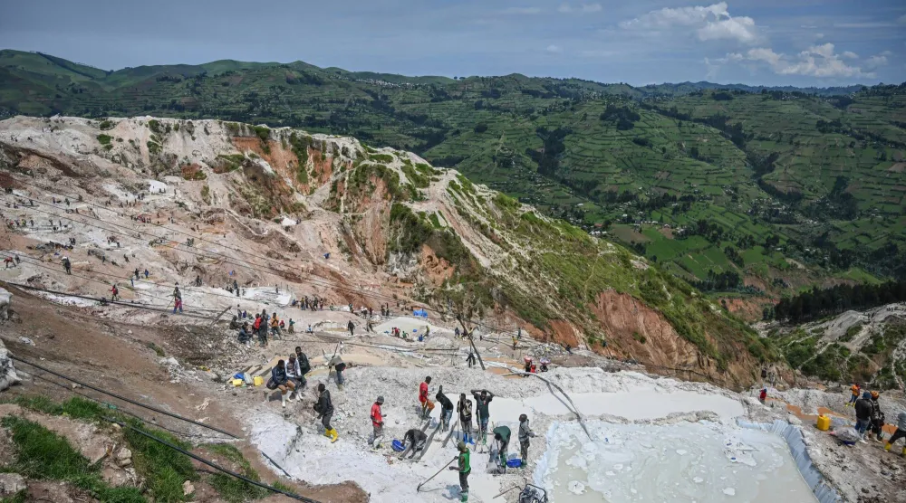 عمال المناجم ينتشرون بمحجر تعدين في روبايا بالكونغو (أ.ب)