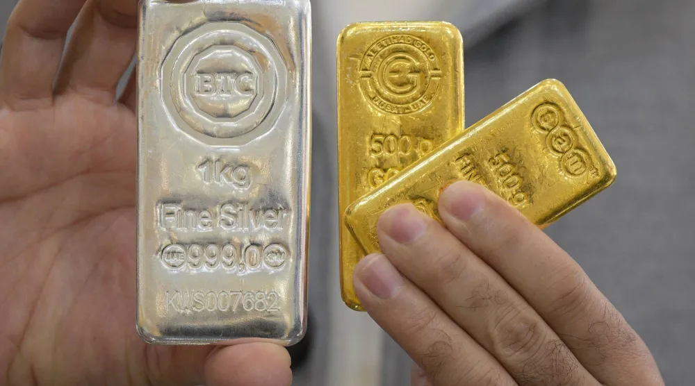 صائغ يعرض سبائك الذهب والفضة في متجره بوسط مدينة الكويت (أ.ف.ب)