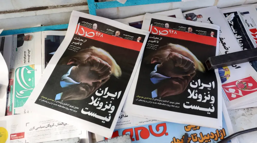 İran'da yayınlanan bir gazetenin bugünkü baskısının ön sayfasında ABD Başkanı Donald Trump'ın fotoğrafı ‘İran Venezuela değildir’ başlığıyla yer aldı. (EPA)