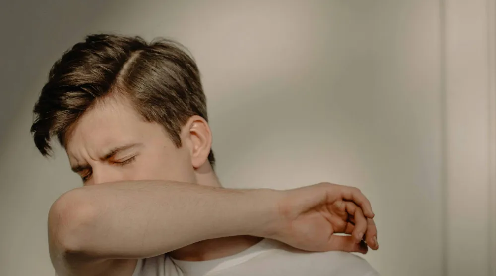 المصابون بالربو يعانون من التهاب في الشعب الهوائية ما قد يُسبب السعال (بيكسلز)