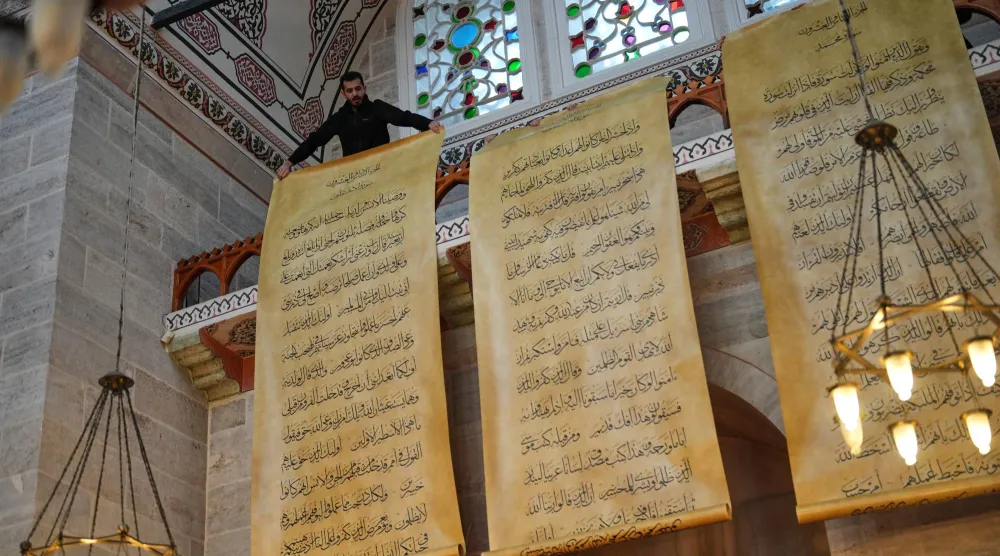 جزء من مشروع الخطاط العراقي علي زمان لمخطوط القرآن الكريم في جامع مهرماه سلطان بإسطنبول (أ.ب)