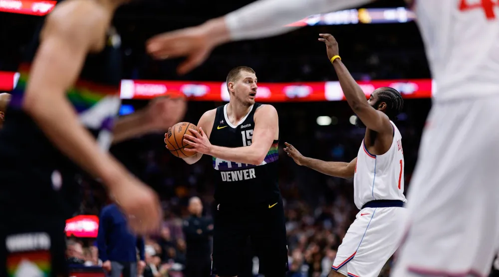 النجم الصربي نيكولا يوكيتش يتألق مع ناغتس (رويترز)