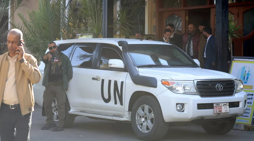 سيارة أممية ضمن موكب المبعوث الأممي هانس غروندبرغ خلال زيارته السابقة لصنعاء (إ.ب.أ)