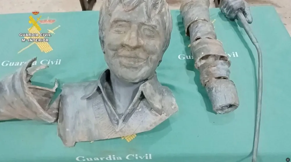 لم ينكسر البرونز فقط وإنما جُرحت الذاكرة (رويترز)