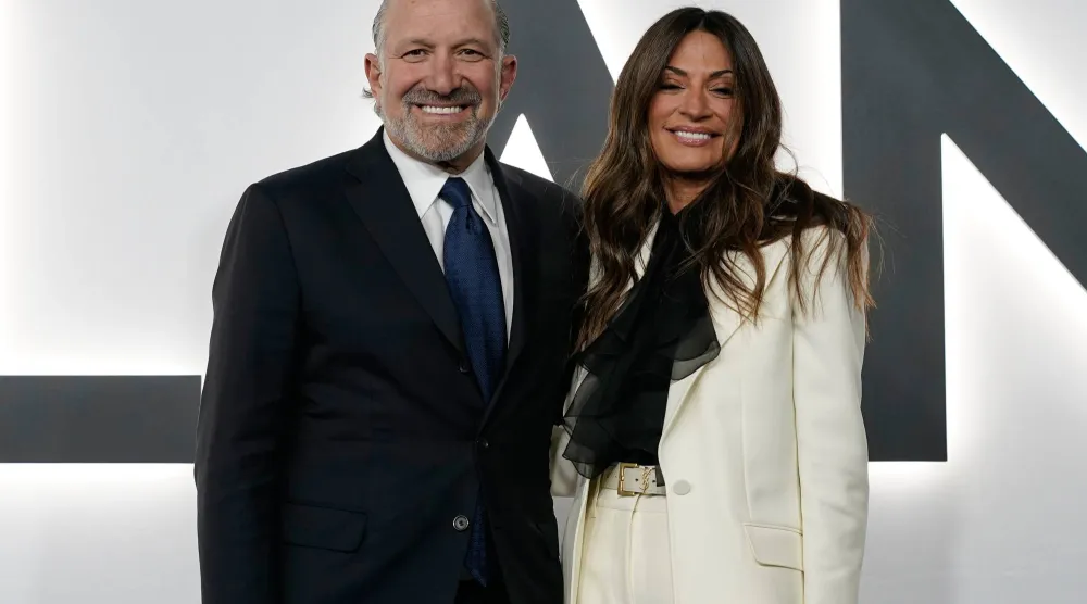 هوارد لوتنيك وزير التجارة في إدارة الرئيس دونالد ترمب وزوجته أليسون في عرض فيلم ميلانيا ترمب (أ.ب)