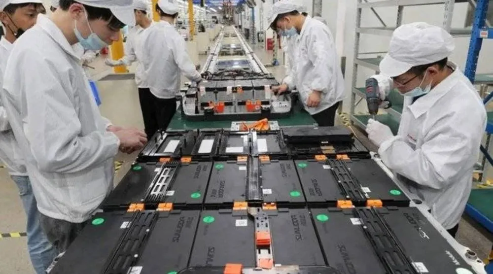 يعاني الاقتصاد الصيني القائم على الصادرات من ضعف الطلب المحلي وسط ضغط حرب الأسعار (رويترز)